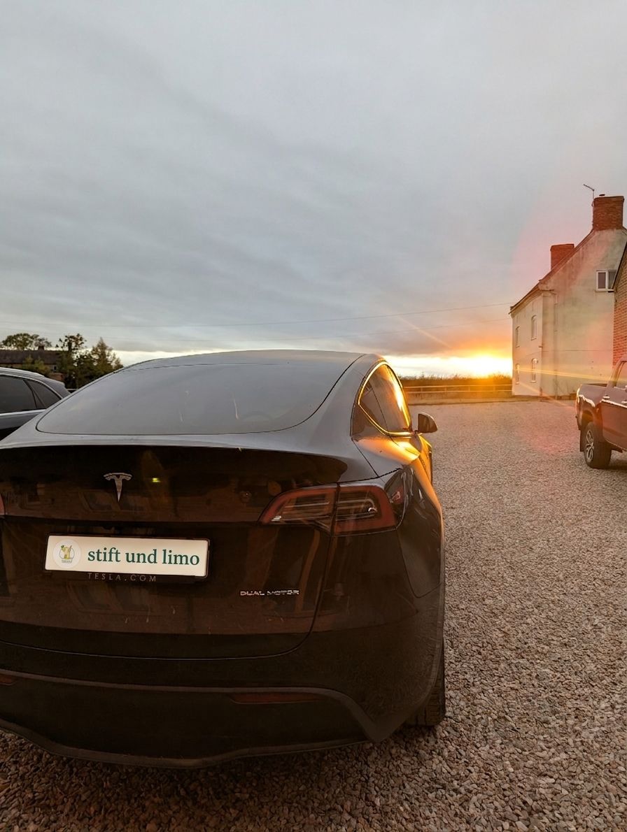 Im Elektroauto durch Großbritannien - Model Y Sonnenuntergang Stift und Limo