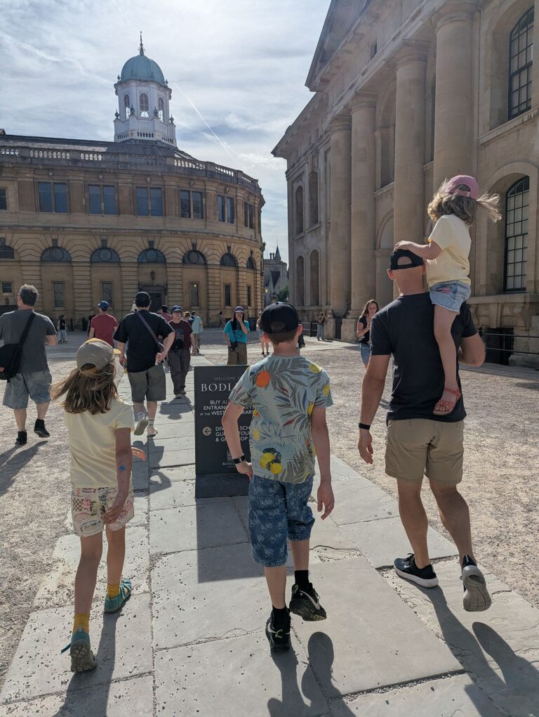 Auf einem Ausflug in Oxford mit Kindern vor einem historischen Gebäude.
