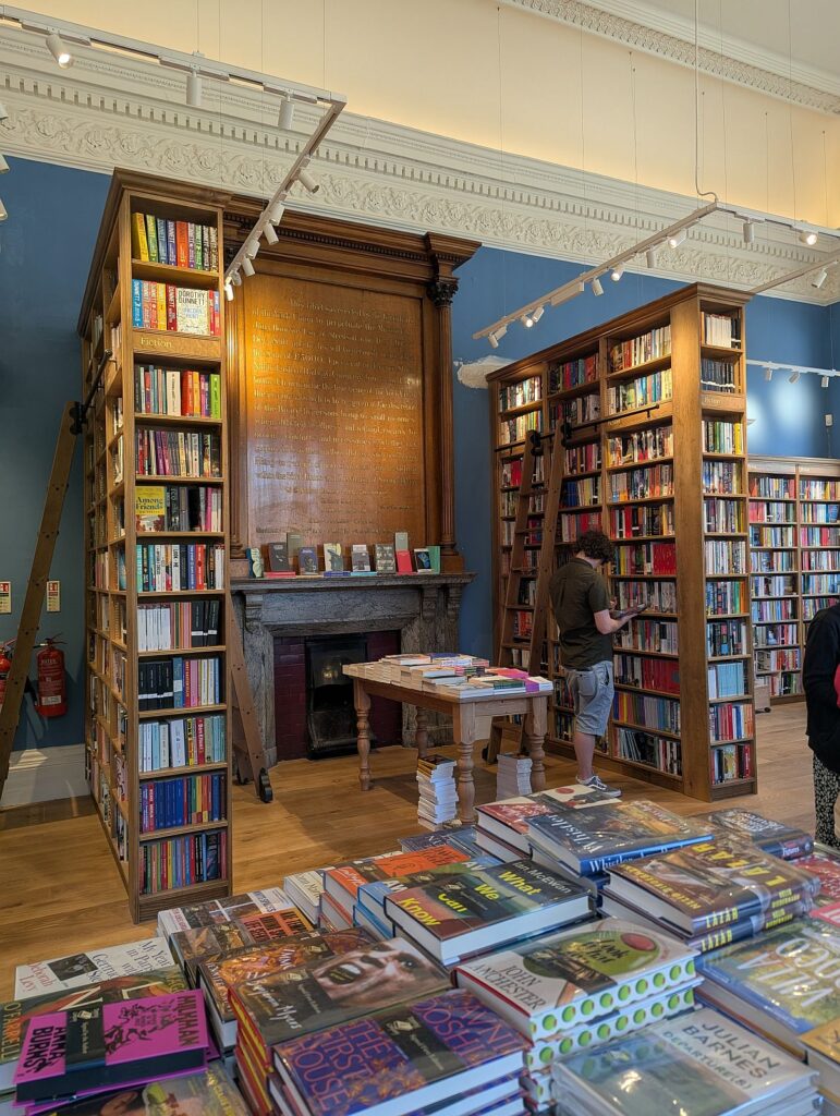 In York im Topping Buchladen, Bücheregale um den Kamin