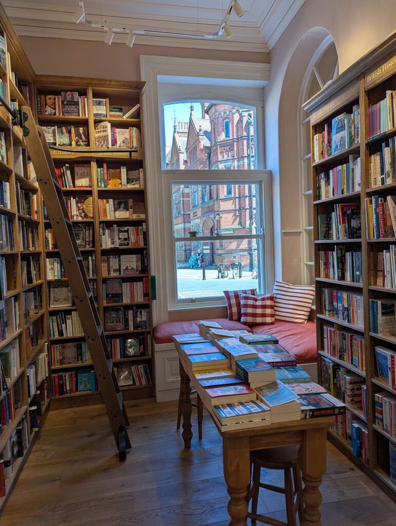 In York im Topping Buchladen, Leseecke mit Bücherregalen und Leiter