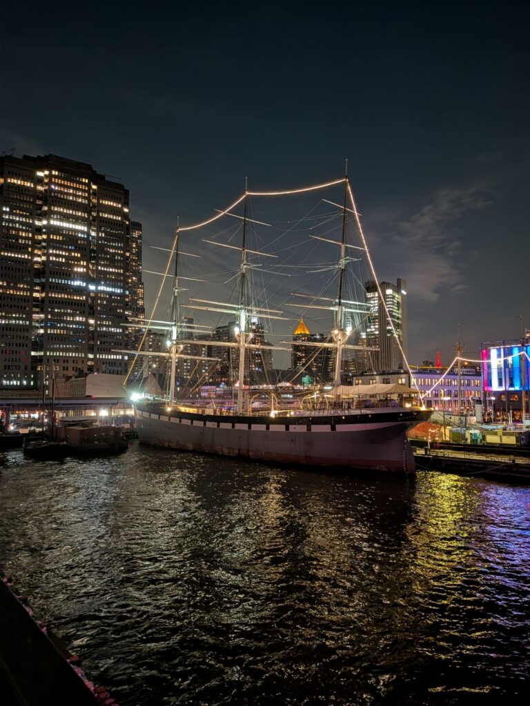 Segelboot bei Nacht am Pier 14