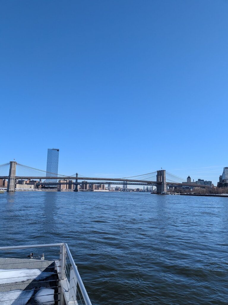 Brooklyn Bridge von der Fähre