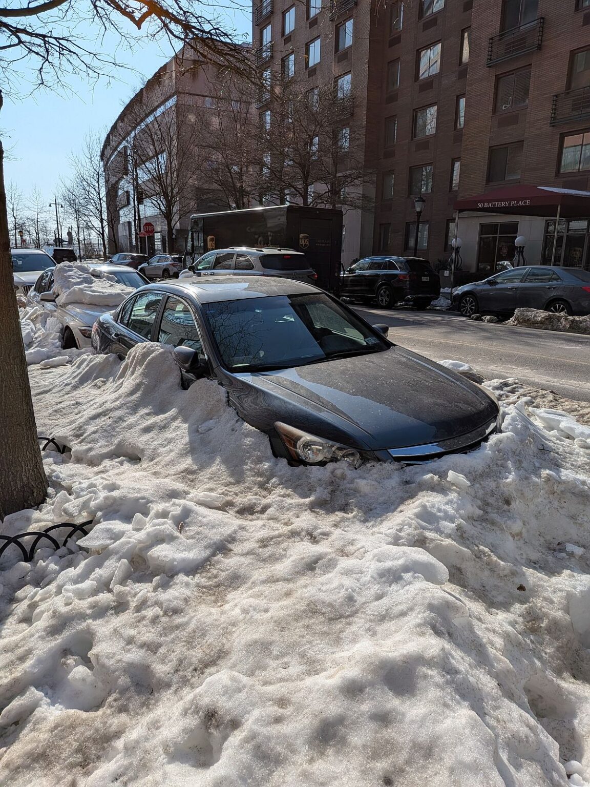 New York im Winter - eingeschneites Auto