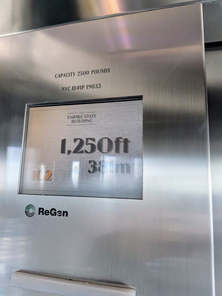 Im Fahrstuhl vom Empire State Building, bei 381 Metern