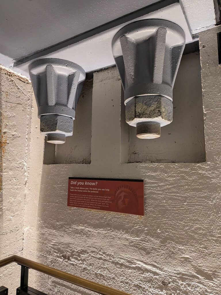 Schrauben mit denen die Freiheitsstatue am Sockel festgeschraubt ist