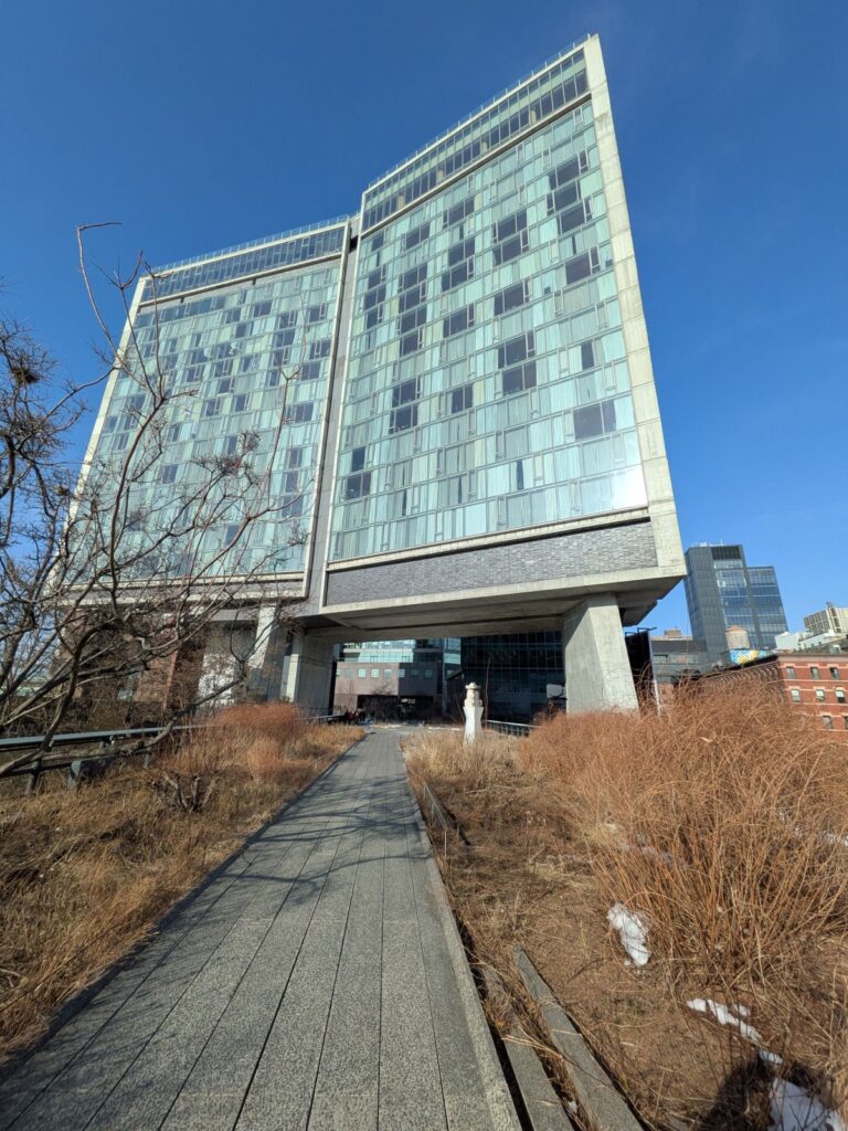 Hotel auf Stelzen gesehen von der High Line