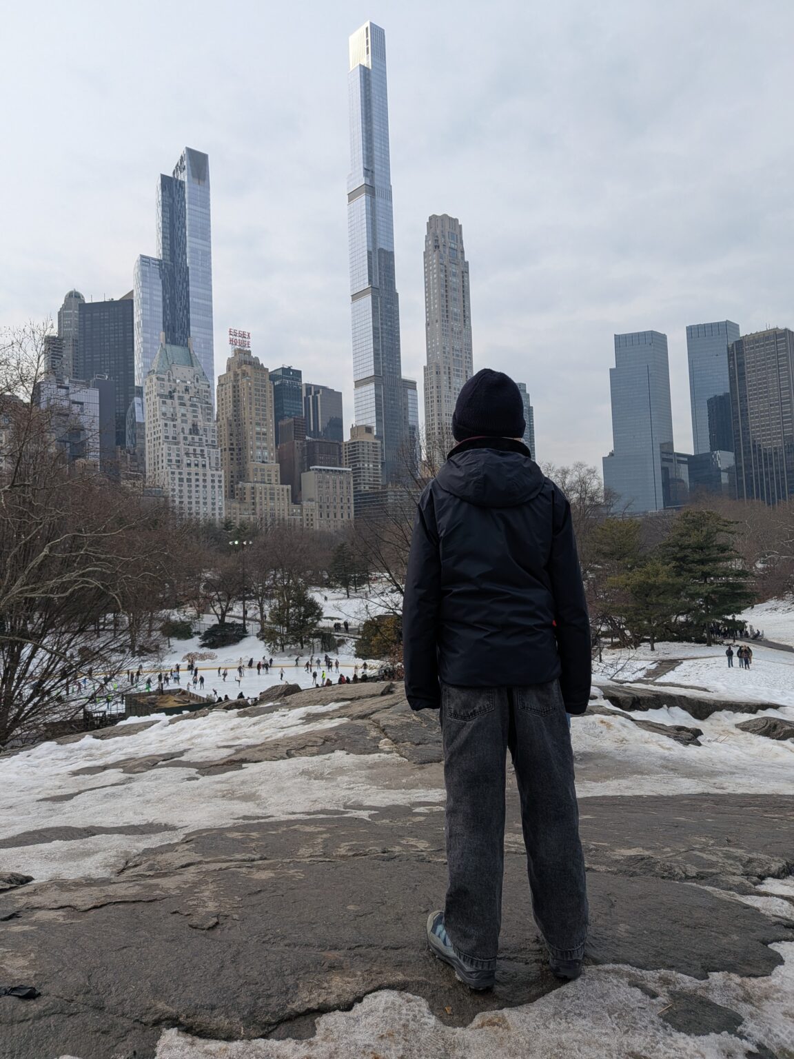 JJ im Central Park, wie er die Wolkenkratzer bestaunt