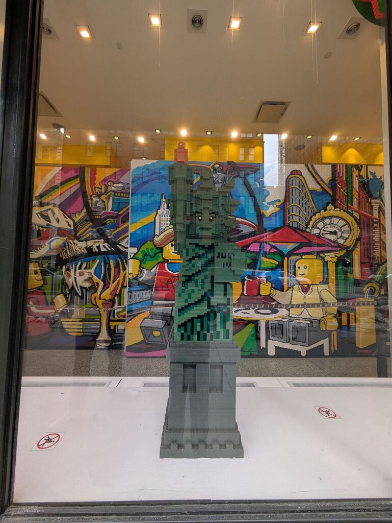 Freiheitsstatue aus Lego im Legoladen