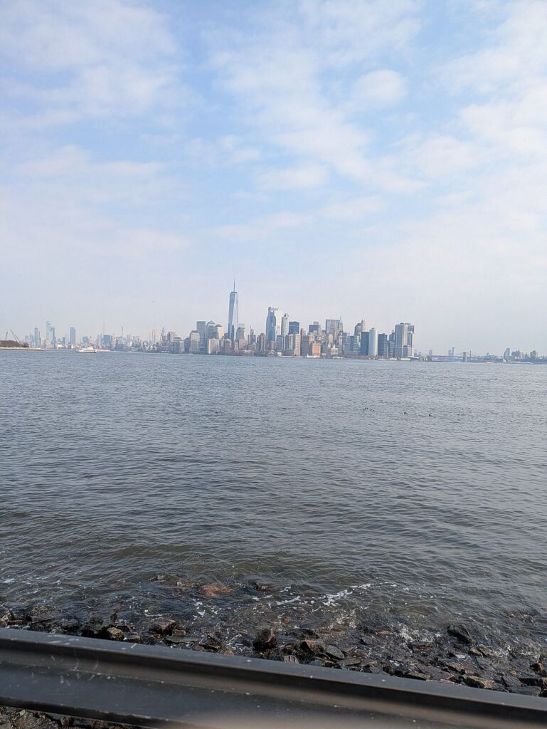 Der Blick von der Fähre zurück nach New York