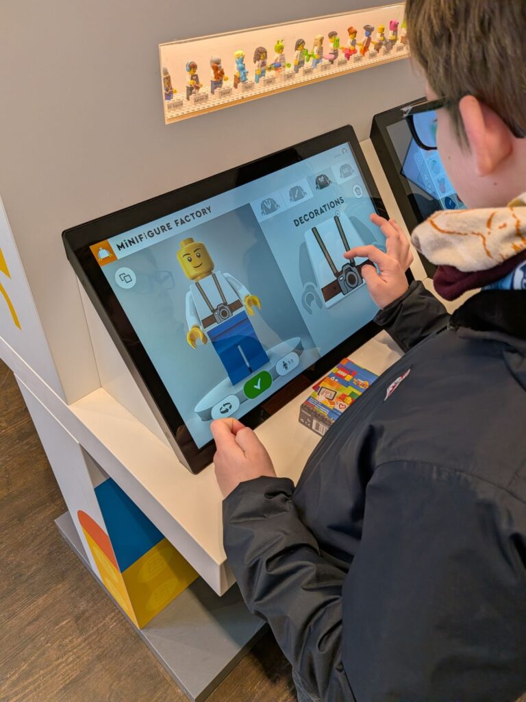 JJ designt sein eigenes Legomännchen
