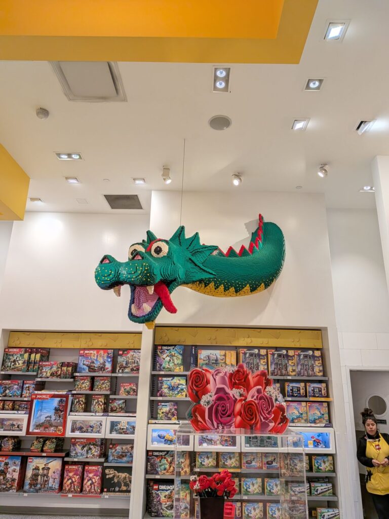 Schlange im Lego-Laden