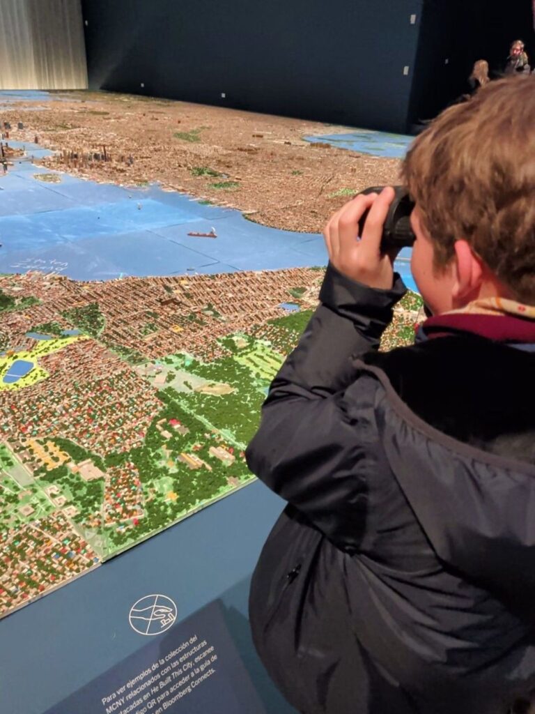 Museum of the City of New York - JJ mit Fernglas in der Ausstellung He Built this City.