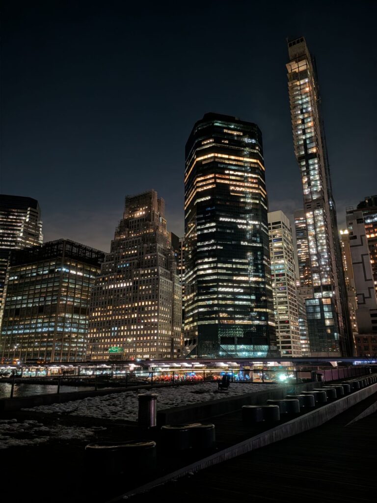 Hochhäuser bei Nacht