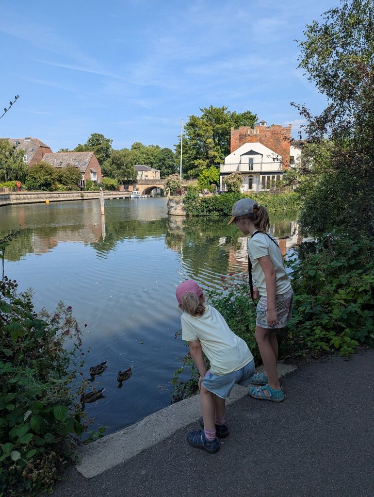 Oxford - Nudel und Klein L beobachten Enten an der Isis/Themse