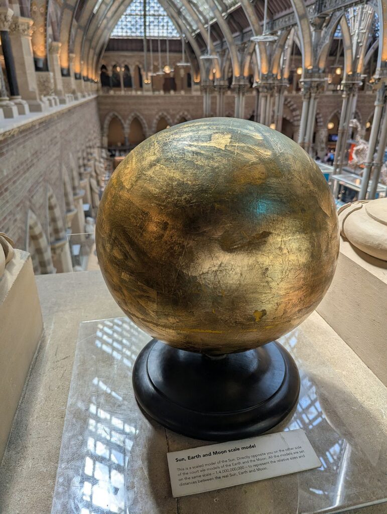 Sonne aus einem Maßstabsgetreuen Model von Sonne Mond und Erde. Erde und ist auf der gegenüberliegenden Seite des Naturkundemuseumleider nicht erkennbar.