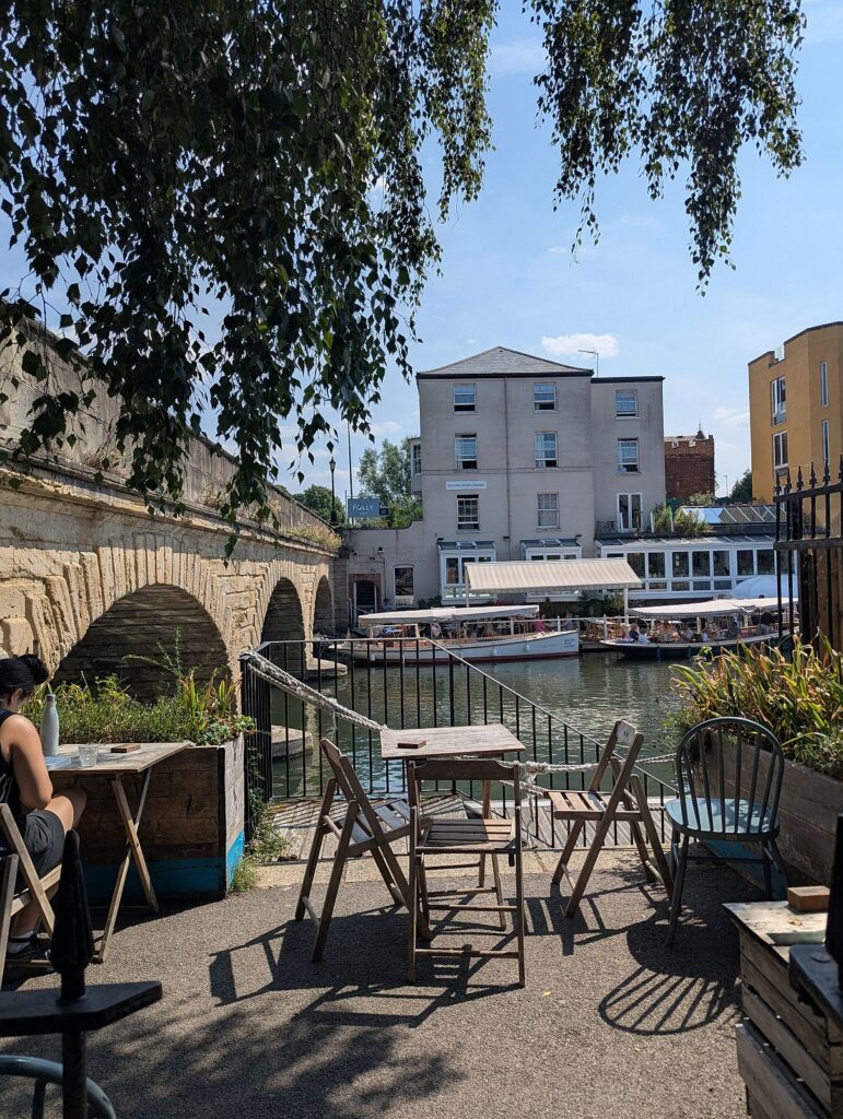 Oxford - Paper Boat Cafe - Sitzplätze an der Isis