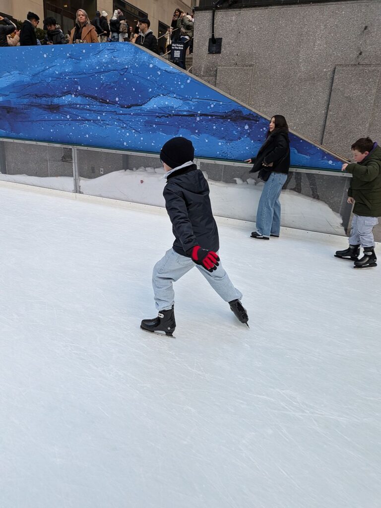 JJ beim Schlittschuhlaufen am Rockefeller Center