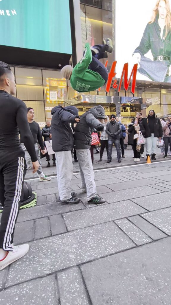 Salto über JJ auf dem Times Square