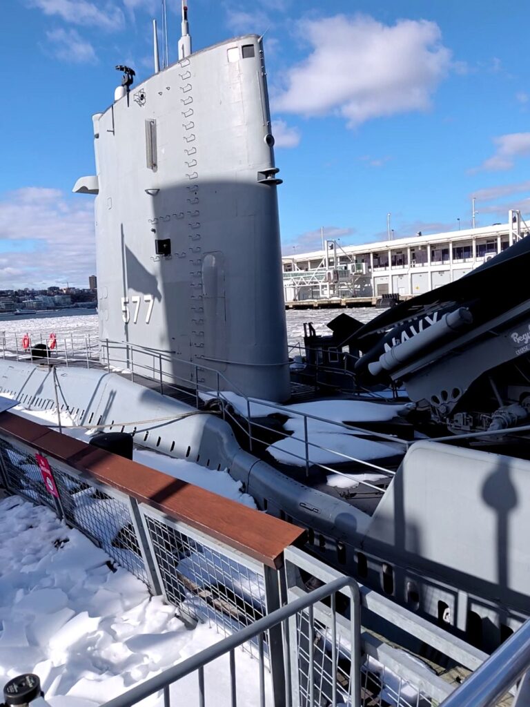 Die USS Growler von außen, im vereisten Hafen