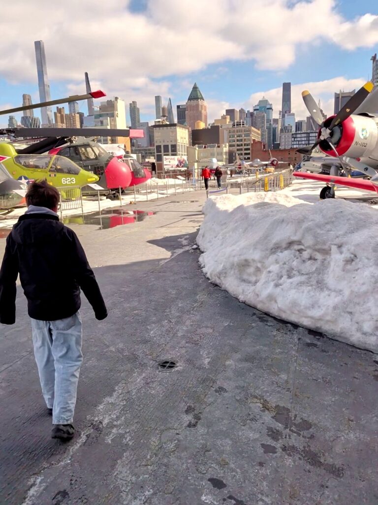 JJ auf dem Flugdeck der USS Intrepid