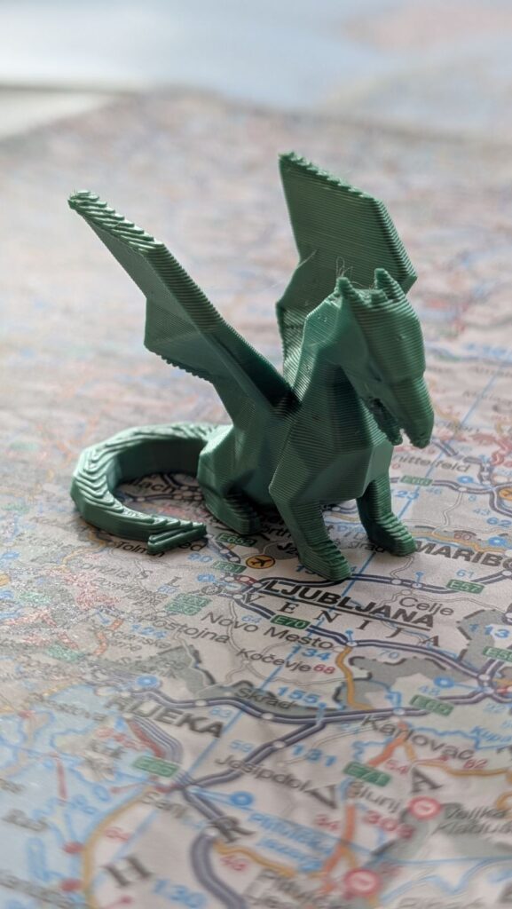 3D gedruckter Drache auf Europakarte bei Ljubljana